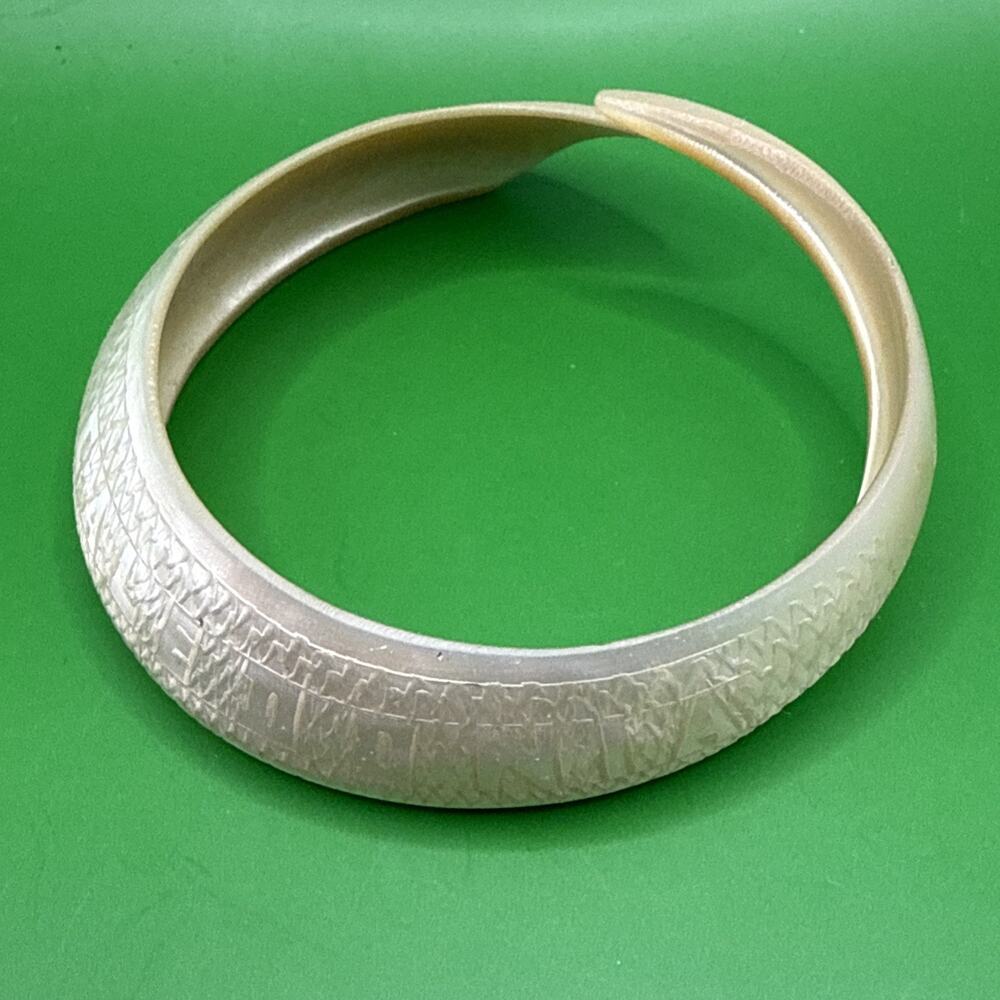 Vtg Iridescent Mother Of Pearl Carved Cuff Bracelet New Caledonia Bangle Shell - Picture 2 of 11